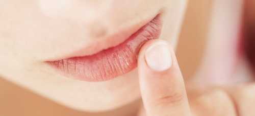 Если человек склонен к аллергическим заболеваниям губы также могут чесаться, но данное аллергическое проявление сопровождается зачастую чиханием и острым ринитом